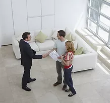 млада двойка продава имот с помощта на Flat Manager